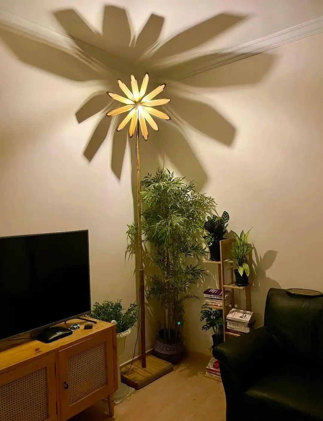 Lotus stand lamp